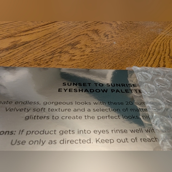 Iconic London Sunset To Sunrise Eyeshadow Palette Size: 20 x 1.6 g, Full Size - Picture 6 of 6